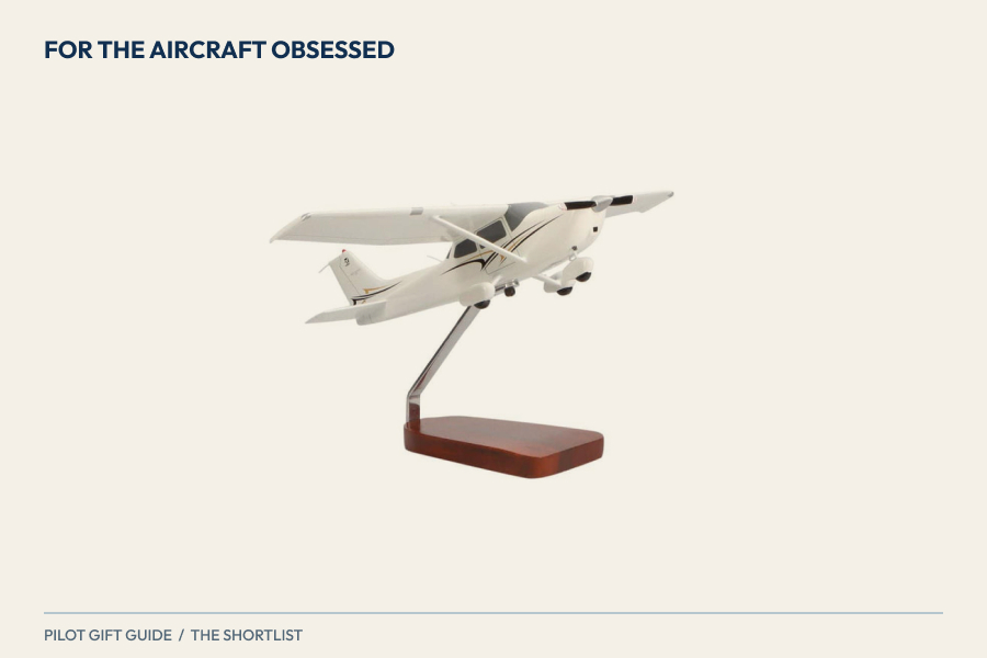 Display model of a Cessna 172 on a wooden stand
